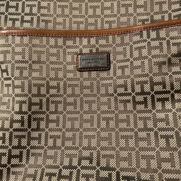 Tommy Hilfiger Crossbody with Matching Wallet - Picture 2 of 11